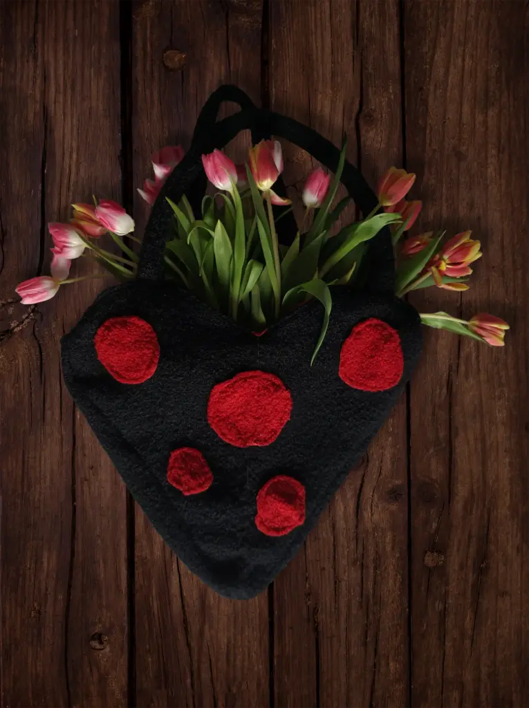 Lady Bag – Sac Coeur Noir & Rouge en Moumoute