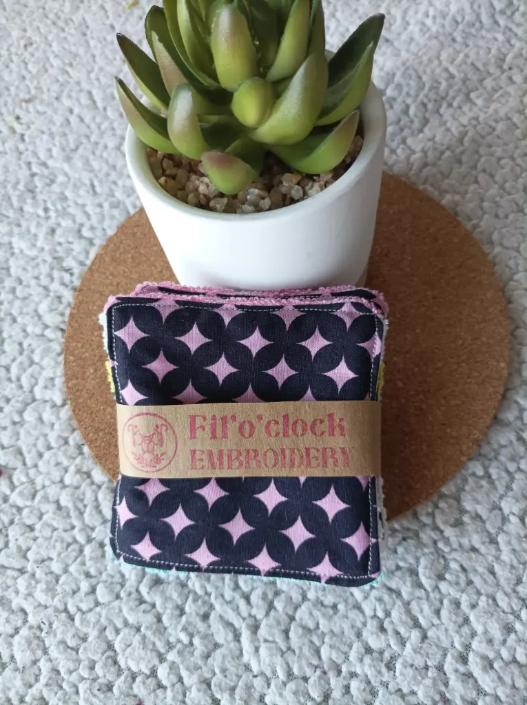 Lingettes lavables réutilisables – Lot de 4 – Motif étoile rose sur fond bleu marine