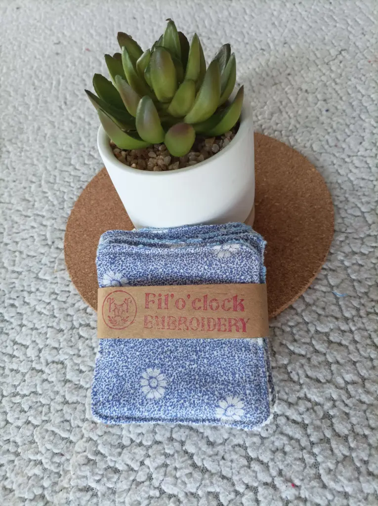 Lingettes lavables réutilisables – Lot de 4 – Motif fleurs blanche fond bleu