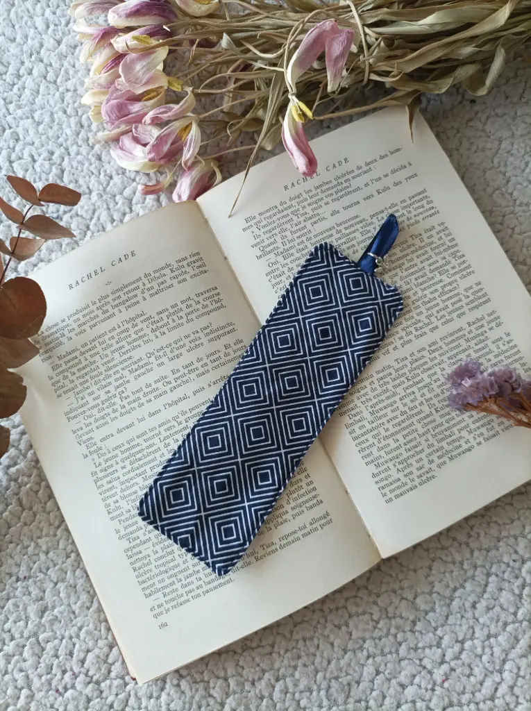 Marque-page géométrique bleu – Carrés graphiques | Fait main