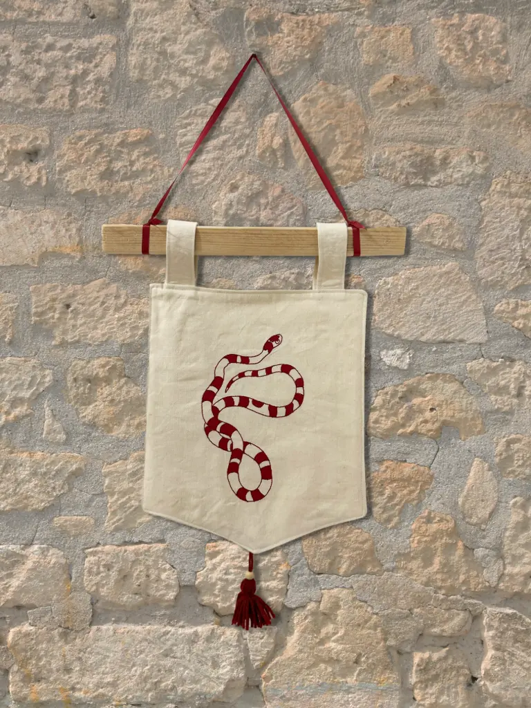Bannière médiévale brodée Serpent | Fait main & upcyclée